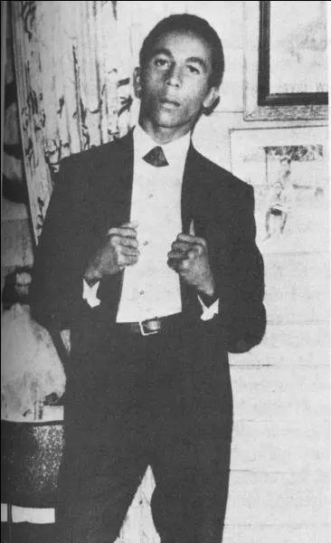 Qui est-ce ? 
Habituellement on le connaît avec des dreadlocks, c'est un chanteur de reggae.