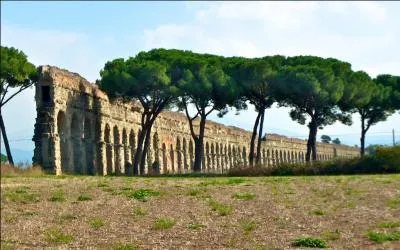 Quel élément emblématique atteste (=prouve) du passage des Romains en France ?