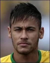 Âgé de 15 ans, combien de réaux brésiliens Neymar gagne-t-il par mois ?