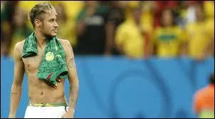 Tout en dirigeant cette prestigieuse équipe, notre footballeur préféré joue dans une équipe de football espagnole, le FC Barcelone (2015). À quel poste évolue-t-il ?