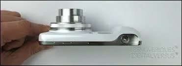 Pour fêter le dixième jour suivant la création du monde, Dieu envisagea de prendre une photo de sa planète. Mais, les appareils photo pesaient un kg... Dieu décida d'inventer de petits appareils prenant des photos, tellement plus pratique ! Sur quel appareil peut-on aussi prendre des photos ?