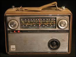 Le premier jour de notre Ere, Dieu a vu le transistor ; désespéré par le manque d'intelligence de ses brebis, il créa une radio plus performante, qui percevait :