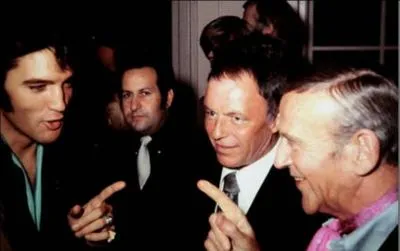 De gauche à droite : Elvis , Jo Esposito , Frank Sinatra et ....