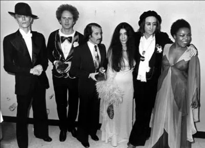 A l'extrême gauche , on reconnait avec Simon st Garfunkel , Yoko Ono , Lennon et Roberta Flack :