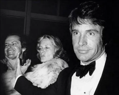 La dame entourée de Jack Nicholson et Warren Beatty est :