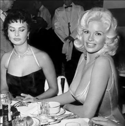 Sophia Loren reluque la poitrine de :