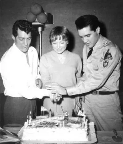 Dean Martin et Elvis entourent :
