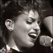 Elle chante "Le passé, Danse, On avance" ... : c'est..