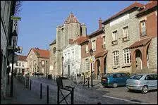 Nous nous trouvons dans le vieux village de La Queue-en-Brie. Ville Val-de-Marnaise, elle se situe en région ...
