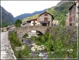 La commune midi-pyrénéenne de Mérens-lès-Vals se situe dans le département ...