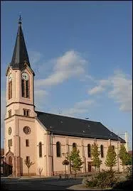 Voici l'église de Houssen. Village de l'arrondissement de Colmar-Ribeauvillé, il se situe dans le département ...