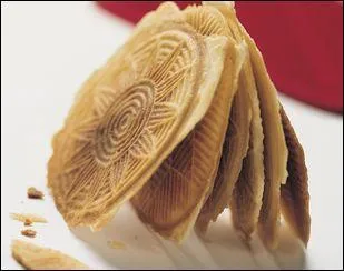 Mon premier est un fromage à pâte molle.
Cet adjectif démonstratif est mon second.
Mon troisième ne peut pas gagner un concours de beauté.
Mon tout, spécialité suisse, est une gaufre fine et croustillante.