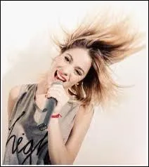 Comment s'appelle sa meilleure amie qu'elle a rencontré sur le tournage de Violetta ?