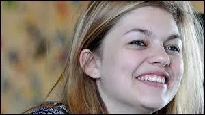 À quel âge participe-t-elle à "L'École des stars" ?