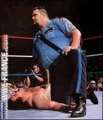 Je vous présente _____, c'est un ancien catcheur de la World Wrestling Entertainment, il nous a malheureusement quittés le 22 septembre 2004.