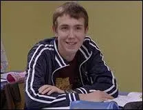 Quel livre ce même garçon lit-il ?