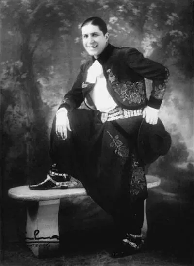 Né à Toulouse en 1890, il fut le plus grand compositeur et chanteur de tango argentin :