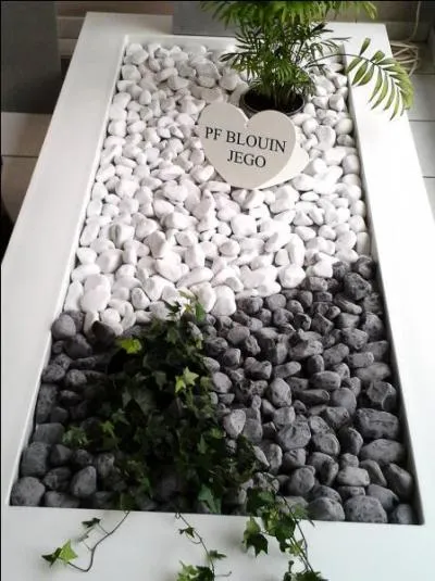 La photo nous présente un monument :