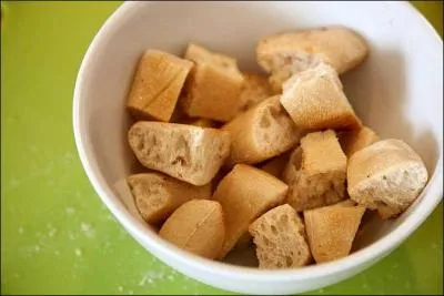 A propos du morceau de pain avec lequel il est parfois bien tentant de saucer son assiette, que disent les manuels de savoir-vivre ?