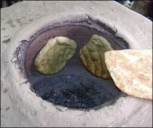 Le pain au restaurant indien, qui est cuit dans un tandoor, c'est... ?