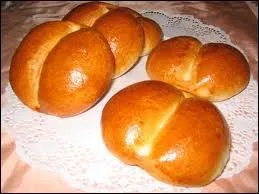 Le produit acheté en pâtisserie qu'on appelle "pain au lait" est-il fourré à la confiture ?