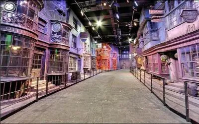 "C'est vrai que les croix étaient de guingois". Qu'entend-on par le mot "guingois" ?