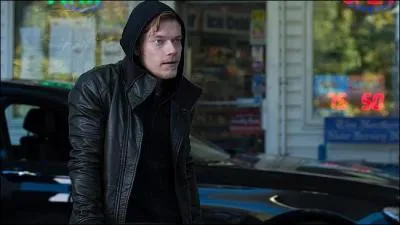 Dernièrement Alfie Allen eut un rôle dans un film avec une star de l'action, nommé...