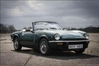 Quelle est cette vieille voiture ?