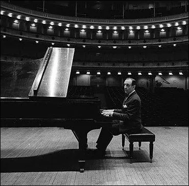 Les noms suivants, juifs ou non, sont tous construits de même façon : les suffixes "son, sohn, witz, witch" signifient "fils de...". Tous sauf un : lequel ?