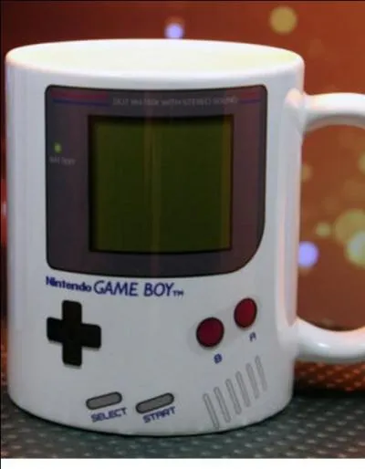 Un mug Game Boy, les détails de la console de Nintendo sont ici reproduits avec une extrême fidélité.