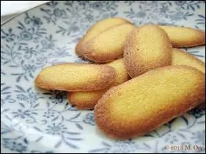 Gentilles ---- : les tuiles aux ----- , les langues de chat, les cigarettes ----, autant de petits gâteaux secs à consommer avec le café.