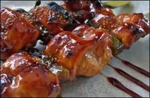 Yakitori, nom Japonais qui désigne tout d'abord les brochettes de poulet accompagné d'une sauce sucrée de couleur brune.
Que devez-vous écrire ?
