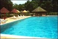 Comment se nomme la piscine "municipale" de la ville ?