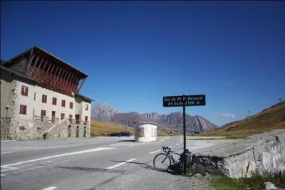 Le col du Petit-Saint-Bernard relie la Tarentaise, en France, au val d'Aoste en Italie.