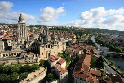 Périgueux est la préfecture du département de la Dordogne.