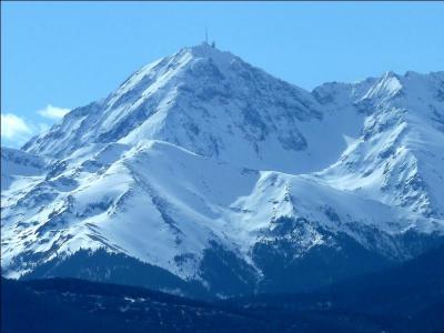 Le pic du Midi est un sommet du massif du Mont-Blanc.