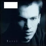 Lequel de ces grands chanteurs a un intitulé son premier album "Merci" ?