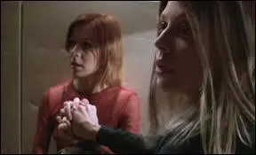 Dans quel épisode Tara frappe-t-elle aux portes pour qu'on l'aide ?