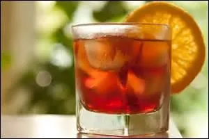 Le cocktail ----- appartient à la catégorie des ----. Sa composition comprend : 2 cl de vermouth dry, 5 cl de ----, 5 cl de soda.
Il est décoré d'une ---- d'orange et d'une ---- de citron.