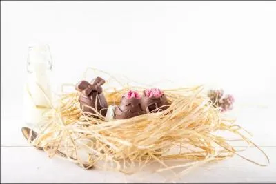 Combien y a-t-il d'ufs dont on voit la garniture d'une mousse aérienne de framboises ?