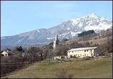 La commune de Prunières, dans les Hautes-Alpes, se trouve en région ...
