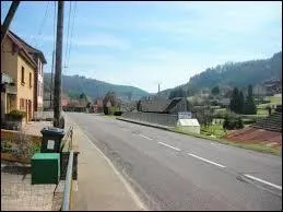 Nous traversons le village de Reyersviller. Village de Lorraine, il se situe dans le département ...