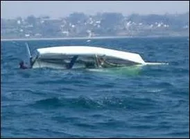 C'est tout de même un comble que de ---- alors que l'on ----- le bateau d'eau ---- !