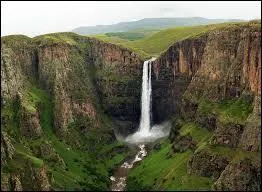 Quel est ce petit pays d'Afrique surnommé le "royaume dans les nuages" en raison du fait que l'intégralité de son territoire se situe au-delà de 1300 mètres d'altitude ?