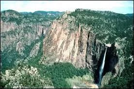 Parmi ces chaînes de montagnes, laquelle ne se situe pas, au moins partiellement, aux États-Unis ?