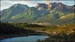 La chaîne Saint-Elias s'étend sur deux pays. Lesquels ?