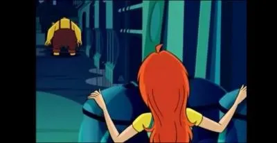 Après s'être rassasiée, Bloom va téléphoner à ses parents d'une cabine téléphonique. Elle va apercevoir la créature qui surveille et espionne ses amies. Il va ensuite parler à quelqu'un dans une rue. Qui est-ce ?