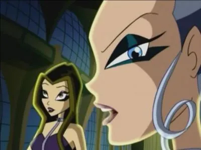 Ce soir-là, c'est le bal entre les fées et les spécialistes. Bloom a fini par trouver une robe bleue trop grande pour elle. Elle met d'abord le feu à celle-ci avec ses pouvoirs mais après elle cherche des ciseaux dans l'école. Elle surprend les Trix qui parlent de saccager le bal dans le but de retrouver l'objet appartenant à Stella. Où Stella le met-elle ?