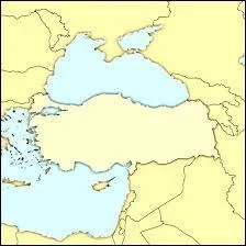 Je suis entre l'Europe et l'Asie. Une de mes villes célèbres est entre les deux continents, sur deux rives !