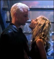 Dans quelle saison Spike tombe-t-il amoureux de Buffy ?
